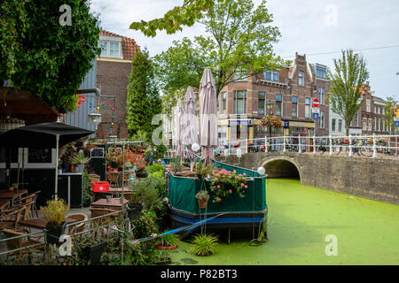 Ein romantisches Restaurant mit Tischen auf einem Boot in einem Kanal in Delft, Niederlande Stockfoto