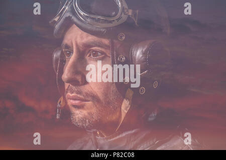Doppelbelichtung ein Porträt eines Mannes mit Aviator Helm und Brille in die Ferne und Wolken bei Sonnenuntergang auf der Suche: flying Konzept Stockfoto