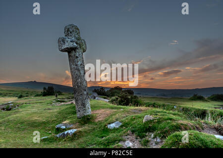 Windigen Post Dartmoor Devon England Juli 06, 2018 Eine alte Granit Kreuz dient als eine Art Marker neben dem Grimstone und Sortridge Gewaehrleistung Stockfoto