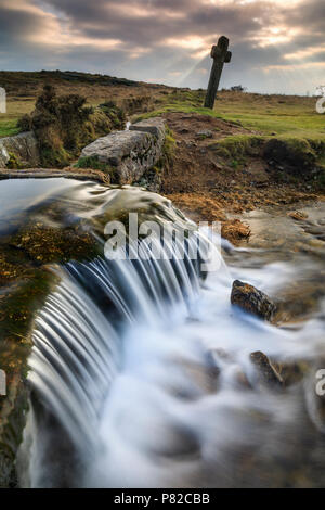 Ein Wasserfall an der Devonport Gewaehrleistung am windigen Post im Dartmoor Nationalpark erfasst. Stockfoto