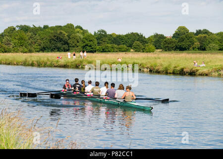 Acht Mannschaft Ruderboot mit Männern und Frauen Rudern auf dem Fluss Cam an einem sonnigen Tag Sommer, Cambridge Stockfoto