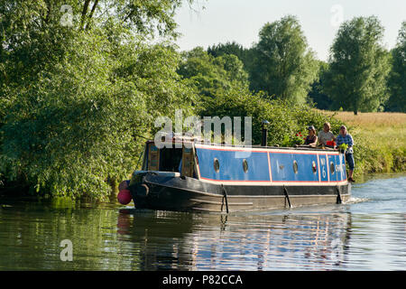 Ein 15-04 Segel auf dem Fluss Cam mit Besatzung auf der Rückseite, Cambridge, Großbritannien Stockfoto