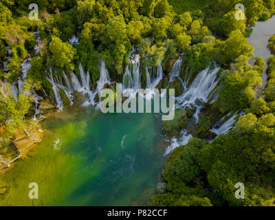 Kravica Wasserfall ist eine große Tuffstein Kaskade auf dem Fluss Trebižat, in Bosnien und Herzegowina. Seine Höhe beträgt ca. 25 Meter. Stockfoto