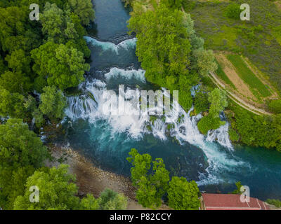 Koćuša Wasserfall liegt im Süden von Bosnien und Herzegowina, und es ist eine der schönsten Perlen der Natur in der Region. Stockfoto