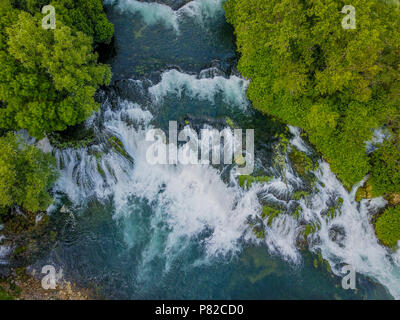 Koćuša Wasserfall liegt im Süden von Bosnien und Herzegowina, und es ist eine der schönsten Perlen der Natur in der Region. Stockfoto