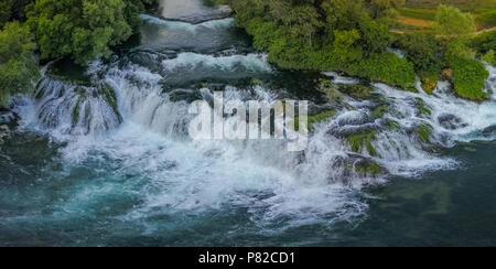 Koćuša Wasserfall liegt im Süden von Bosnien und Herzegowina, und es ist eine der schönsten Perlen der Natur in der Region. Stockfoto