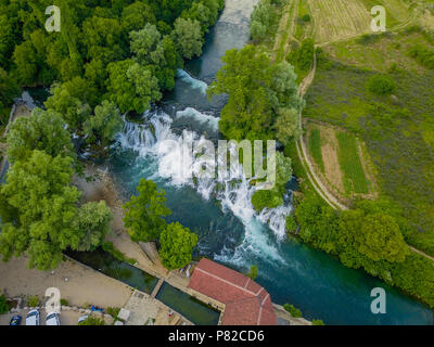 Koćuša Wasserfall liegt im Süden von Bosnien und Herzegowina, und es ist eine der schönsten Perlen der Natur in der Region. Stockfoto