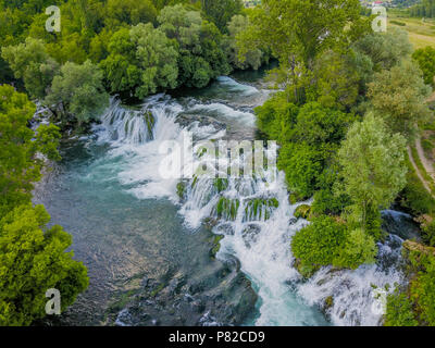 Koćuša Wasserfall liegt im Süden von Bosnien und Herzegowina, und es ist eine der schönsten Perlen der Natur in der Region. Stockfoto