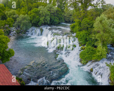 Koćuša Wasserfall liegt im Süden von Bosnien und Herzegowina, und es ist eine der schönsten Perlen der Natur in der Region. Stockfoto