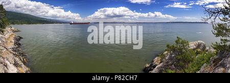 Weite Panoramalandschaft Panoramaaussicht auf den Pazifischen Ozean, die Burrard Strait und die Skyline der Stadt Vancouver vom Eagle Point im Lighthouse Park Stockfoto