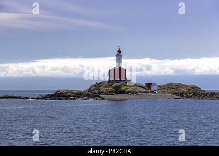 Fisgard Leuchtturm, Canadian National Historic Site, und die entfernten Cloudscape über Juan De Fuca Meerenge in der Nähe von Victoria, British Columbia. Stockfoto