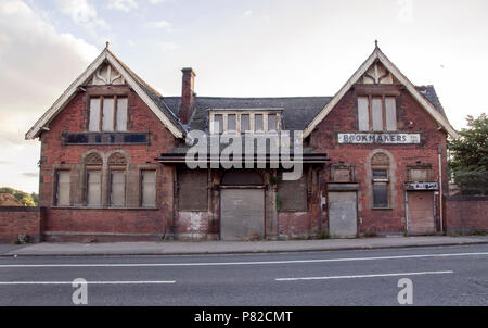 GLASGOW, Schottland - 7. August 2013: Das verlassene Gebäude des alten Possil Bahnhof auf Baltimore Straße in Possilpark. Stockfoto