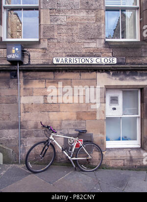 EDINBURGH, Schottland - 23. JUNI 2018: ein Fahrrad lehnt sich an eine Wand an Warriston liegt in der Nähe von Edinburgh. Stockfoto