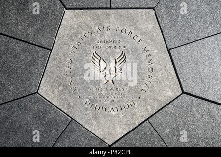 Air Force Memorial Foundation Stone Arlington Virginia / ARLINGTON, Virginia — der Grundstein im Zentrum des United States Air Force Memorial dokumentiert seine Einweihung durch Präsident George W. Bush am 14. Oktober 2006. Bush sprach bei der Zeremonie etwa 30.000 Personen an, zusammen mit Verteidigungsminister Donald Rumsfeld und leitender Führung der Luftwaffe, mit einem Überflug von einem Doppeldecker aus der Wright-Ära durch eine F-117, der mit einem Bombensprung von Thunderbirds endete. Das Denkmal wurde privat von der Air Force Memorial Foundation finanziert, die 1992 gegründet wurde und auf einem 3 Hektar großen Gelände errichtet wurde Stockfoto