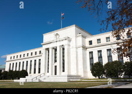 WASHINGTON, DC - die nationale Zentrale des US Federal Reserve System, die im Eccles Building in der Constitution Avenue in Washington DC untergebracht ist. Es beherbergt die Hauptgeschäftsstellen des Gouverneursrates der Federal Reserve. Die Federal Reserve oder die Fed, wie sie oft bekannt ist, ist das Zentralbankensystem der Vereinigten Staaten. Der mit dem Federal Reserve Act von 1913 festgelegte Leitsatz der US-Geldpolitik ist die Maximierung der Beschäftigung, die Stabilisierung der Preise und die Abschwächung der langfristigen Zinssätze. Benannt ist das Gebäude nach Marriner S. Eccles (1890-1977), Vorsitzender der föderalen R. Stockfoto