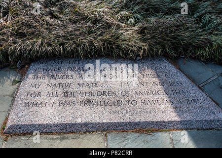 Lyndon B Johnson Memorial Stone Inscription Washington DC // WASHINGTON DC – Eine Steininschrift am Lyndon B. Johnson Memorial zeigt ein Zitat des 36. Präsidenten der Vereinigten Staaten. Der eingravierte Text lautet: „Mein ganzes Leben habe ich Nahrung aus den Flüssen und den Hügeln meines Heimatstaates gewonnen. Ich will nicht weniger für alle Kinder Amerikas als das, was ich als Junge hatte." Das Zitat wird „Lyndon B. Johnson, September“ auf dem Gedenkstein zugeschrieben. Das LBJ Memorial Grove liegt am Potomac River in Washington DC und ist Teil der National Park Service Sites Stockfoto