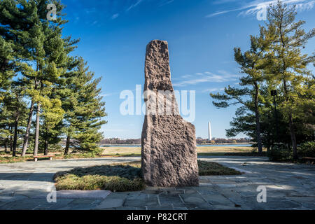 Lyndon Baines Johnson Memorial Grove Monolith Washington DC // WASHINGTON DC — der Lyndon Baines Johnson Memorial Grove auf dem Potomac verfügt über einen 17 Fuß hohen rosafarbenen Granitmonolith, in den Zitate des 36. Präsidenten eingraviert sind. Der Hain wurde als lebendiges Denkmal für Präsident Johnson eingerichtet und bietet eine friedliche Landschaft mit Bäumen und Wanderwegen mit Blick auf den Potomac River. Das 1976 eingeweihte Denkmal wurde von dem Landschaftsarchitekten Meade Palmer entworfen und umfasst einheimische Bäume und Pflanzen, die Johnsons Liebe zur Natur widerspiegeln. Auf Columbia Island in der Nähe des Pentagon, The Grove Serv Stockfoto