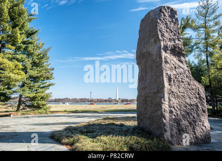 Lyndon Baines Johnson Memorial Grove Monolith Washington DC // WASHINGTON DC — der Lyndon Baines Johnson Memorial Grove auf dem Potomac verfügt über einen 17 Fuß hohen rosafarbenen Granitmonolith, in den Zitate des 36. Präsidenten eingraviert sind. Der Hain wurde als lebendiges Denkmal für Präsident Johnson eingerichtet und bietet eine friedliche Landschaft mit Bäumen und Wanderwegen mit Blick auf den Potomac River. Das 1976 eingeweihte Denkmal wurde von dem Landschaftsarchitekten Meade Palmer entworfen und umfasst einheimische Bäume und Pflanzen, die Johnsons Liebe zur Natur widerspiegeln. Auf Columbia Island in der Nähe des Pentagon, The Grove Serv Stockfoto