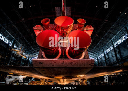 CHANTILLY, Virginia – im Udvar-Hazy Center des Smithsonian Air and Space Museum in Chantilly, Virginia, werden am Ende der Space Shuttle Discovery Raketenbrenner ausgestellt. Stockfoto