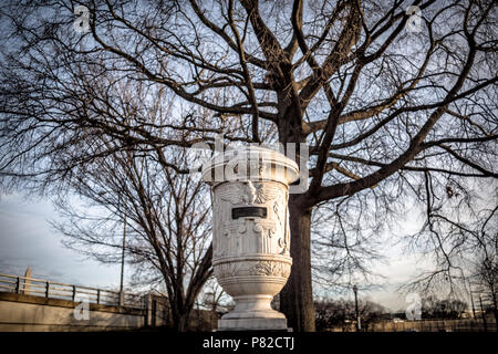 Cuban Friendship Urn East Potomac Park Washington DC // WASHINGTON DC – die Cuban Friendship Urn steht im East Potomac Park, ein Gedenkgeschenk aus Kuba zum Gedenken an die USS Maine. Die Urne aus Stein, die Präsident Calvin Coolidge 1928 überreicht hatte, ehrt amerikanische Seeleute, die 1898 bei der Versenkung der USS Maine im Hafen von Havanna starben. Die Urne repräsentiert die diplomatischen Beziehungen zwischen Kuba und den Vereinigten Staaten des frühen 20. Jahrhunderts. Stockfoto