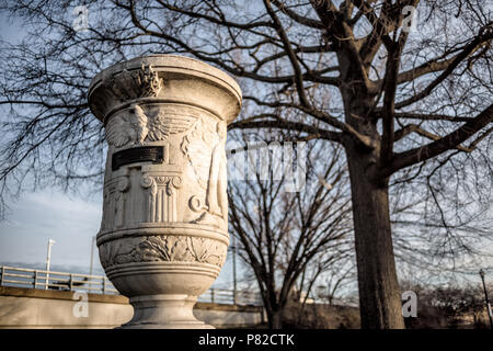 Cuban Friendship Urn East Potomac Park Washington DC // WASHINGTON DC – die Cuban Friendship Urn steht im East Potomac Park, ein Gedenkgeschenk aus Kuba zum Gedenken an die USS Maine. Die Urne aus Stein, die Präsident Calvin Coolidge 1928 überreicht hatte, ehrt amerikanische Seeleute, die 1898 bei der Versenkung der USS Maine im Hafen von Havanna starben. Die Urne repräsentiert die diplomatischen Beziehungen zwischen Kuba und den Vereinigten Staaten des frühen 20. Jahrhunderts. Stockfoto