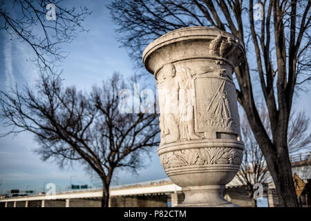 Cuban Friendship Urn East Potomac Park Washington DC // WASHINGTON DC – die Cuban Friendship Urn steht im East Potomac Park, ein Gedenkgeschenk aus Kuba zum Gedenken an die USS Maine. Die Urne aus Stein, die Präsident Calvin Coolidge 1928 überreicht hatte, ehrt amerikanische Seeleute, die 1898 bei der Versenkung der USS Maine im Hafen von Havanna starben. Die Urne repräsentiert die diplomatischen Beziehungen zwischen Kuba und den Vereinigten Staaten des frühen 20. Jahrhunderts. Stockfoto