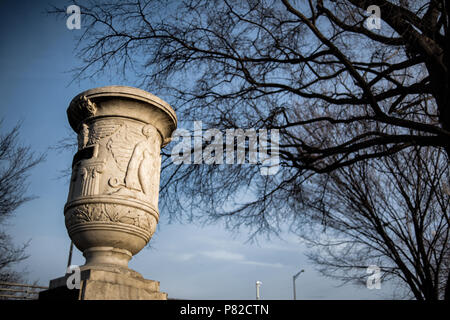 Cuban Friendship Urn East Potomac Park Washington DC // WASHINGTON DC – die Cuban Friendship Urn steht im East Potomac Park, ein Gedenkgeschenk aus Kuba zum Gedenken an die USS Maine. Die Urne aus Stein, die Präsident Calvin Coolidge 1928 überreicht hatte, ehrt amerikanische Seeleute, die 1898 bei der Versenkung der USS Maine im Hafen von Havanna starben. Die Urne repräsentiert die diplomatischen Beziehungen zwischen Kuba und den Vereinigten Staaten des frühen 20. Jahrhunderts. Stockfoto