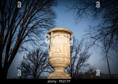 Cuban Friendship Urn East Potomac Park Washington DC / WASHINGTON DC — die Cuban Friendship Urn ist entlang des Ohio Drive SW in der Nähe der 14th Street Bridge zu sehen, wo sie seit ihrer Wiedereinsetzung im November 1997 steht, nachdem sie Jahrzehnte im National Park Service-Speicher verbracht hat. Das sieben Tonnen schwere Denkmal aus weißem Marmor wurde im Januar 1928 vom kubanischen Präsidenten Gerardo Machado dem Präsidenten Calvin Coolidge in Havanna überreicht, das aus einer Marmorsäule des Havanna-Monuments Maine geschnitzt wurde, das durch den Hurrikan vom 20. Oktober 1926 gestürzt wurde. Die Bronzetafeln, die in spanischer Sprache beschriftet sind, dokumentieren beide Ursprünge des Stockfoto
