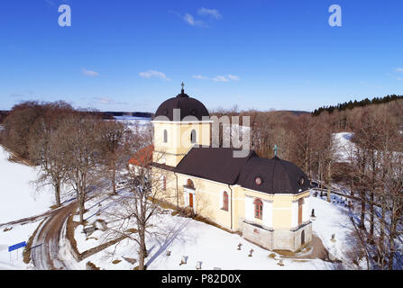 Luftbild im Winter Der Hyltinge Kirche in der Nähe der Stadt Nyköping in Schweden. Stockfoto