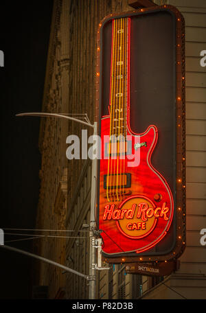 Die legendäre Gibson Guitar Neonlicht verwendet als Logo das Hard Rock Cafe, das von Times Square, Manhattan, New York City Stockfoto