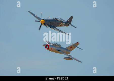 Hawker Sea Fury und MiG-15 in enger Formation an der RNAS Yeovilton International Air Tag, UK am 7. Juli 2018. Stockfoto