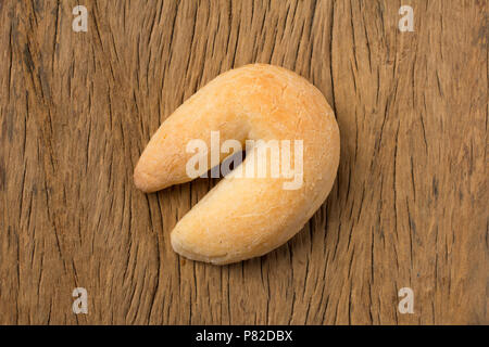 Käse Brot Brötchen als Chipa in Brasilien bekannt, geformt wie ein Hufeisen. Traditionelle Nachmittag Mittagessen. Eine Snack auf rustikalen Holztisch, Ansicht von oben. Stockfoto