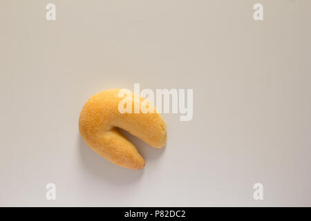 Käse Brot Brötchen als Chipa in Brasilien bekannt, geformt wie ein Hufeisen. Traditionelle Nachmittag Mittagessen. Eine Snack mit weißem Hintergrund, Minimalismus. Stockfoto