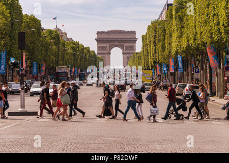 Paris, Frankreich, 23. Juni 2018: Eine Masse von Personen, Avenue des Champs-Elysees, Arc de Triomphe im Hintergrund Stockfoto