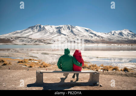 Paar beobachten die erstaunliche Panorama der Laguna Cañapa (Cañapa salt lake) im Departamento Potosí in Bolivien. Stockfoto