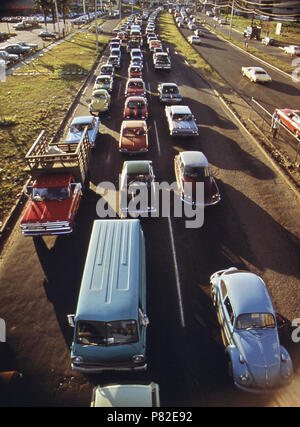 5 UHR. Verkehr auf Route 2 in Bayamón Februar 1973 - San Juan Puerto Rico Stockfoto