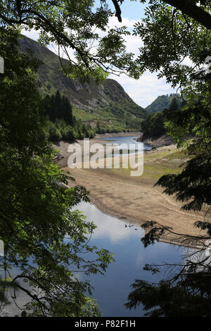 Low Pegel an der Elan Valley, in der Nähe von Rhayader, Powys, Wales, UK. Stockfoto