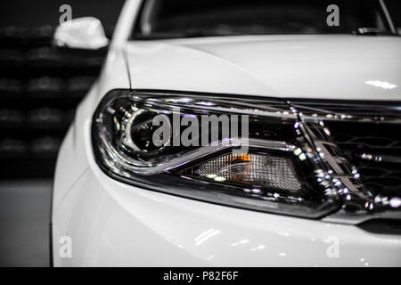 Scheinwerfer der modernen weißen Auto mit LED und Xenon Optik  Stockfotografie - Alamy
