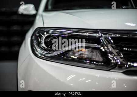 Scheinwerfer der Weißen Moderne Auto mit LED und Xenon Optik Stockfoto