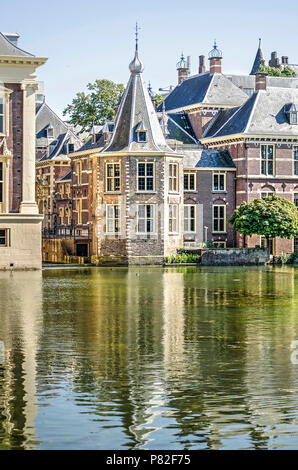 Den Haag (Den Haag), Niederlande, 8. Juli 2018: der Turm (het Torentje), Büro des Ministerpräsidenten, reflektieren, Hofvijver Teich Stockfoto