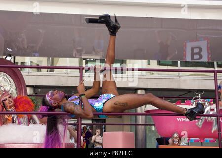 Drag Queens auf dem W Hotel float im Pride Parade in London 2018 Stockfoto