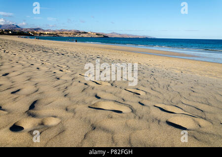 Costa Calma Beach, Jandia Peninsla, Fuerteventura, Kanarische Inseln, Spanien - Mai 27., 2018: windigen Strand in Costa Calma mit Menschen am Abend Spaziergang Stockfoto