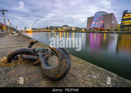 Samuel Beckett Brücke entlang des Flusses Liffey in Dublin, Irland Stockfoto