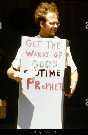 August bringt aug Tage der D'Fountain Square. Ein Foursquare Gospeller verbreitet das Wort unter den Festival Massen 1973 Stockfoto