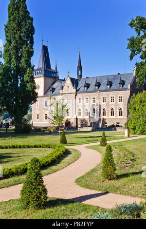 Pseudogoticky zamek z 1547, Zruc nad Sázavou, Středočeský kraj, Ceska Republika/neo-gotische Burg aus 1547, Stadt Zruc nad Sázavou, Mittelböhmen, Stockfoto