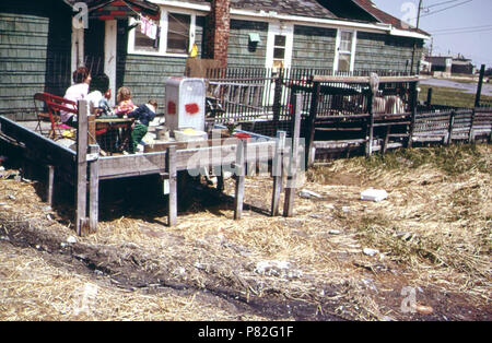 Abfälle aus diesem Hause in breiten Kanal sind in Jamaica Bay über Graben durchgeführt. Die Gemeinschaft fehlt eine städtische Abwassersystem 05 1973 Stockfoto