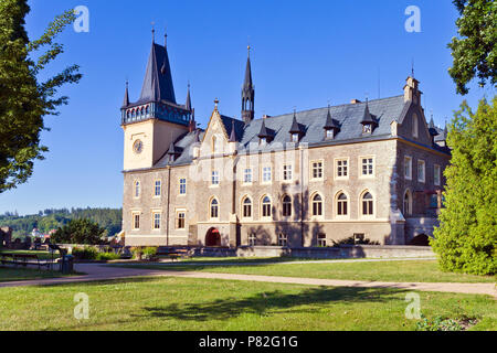 Pseudogoticky zamek z 1547, Zruc nad Sázavou, Středočeský kraj, Ceska Republika/neo-gotische Burg aus 1547, Stadt Zruc nad Sázavou, Mittelböhmen, Stockfoto