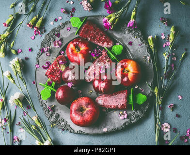Runde, Kreis, Rahmen, hausgemachte, Rot, Beeren, Früchte, Eis, Sahne, Popsicle, Platte, Küche, Tisch, Hintergrund, Garten, Blumen, Zutaten, oben Stockfoto