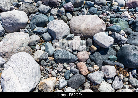 Felsen und Steine an der Küste gefunden. Stockfoto