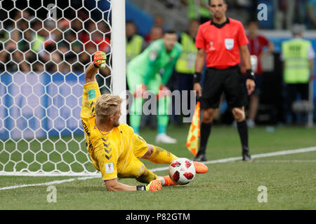 Nischnij Nowgorod, Russland - Juli 1: Kasper Schmeichel Dänemarks Nationalmannschaft speichert ein elfmeter während der FIFA WM Russland 2018 Umlauf von 16 Match zwischen Kroatien und Dänemark in Nizhny Novgorod Stadion am 1. Juli in Nischni Nowgorod, Russland 2018. MB Media Stockfoto